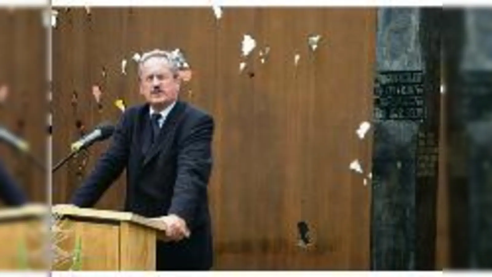 OB Christian Ude sprach vor der mit »Bombensplittern« durchsetzten neuen Stahl-Wand. Die Namen der Opfer sind seit 1987 eingraviert.	 (Foto: ks)