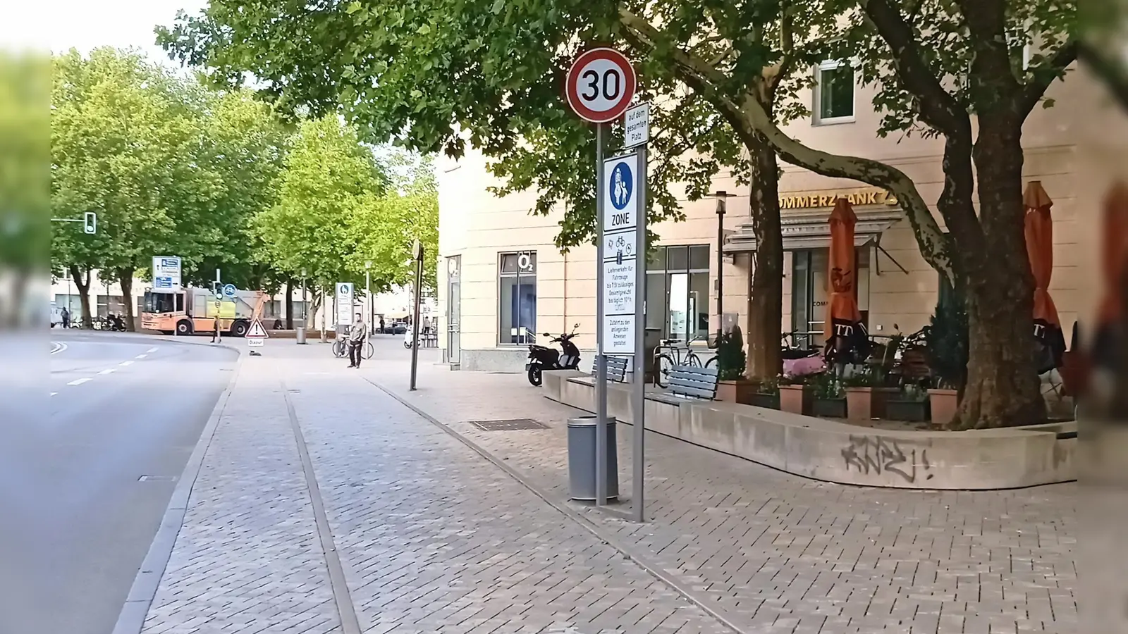Eine Seltenheit, wenn in der Plinganserstraße auf Höhe der Commerzbank mal kein Auto auf dem Geh- oder Radweg parkt. (Foto: tje)