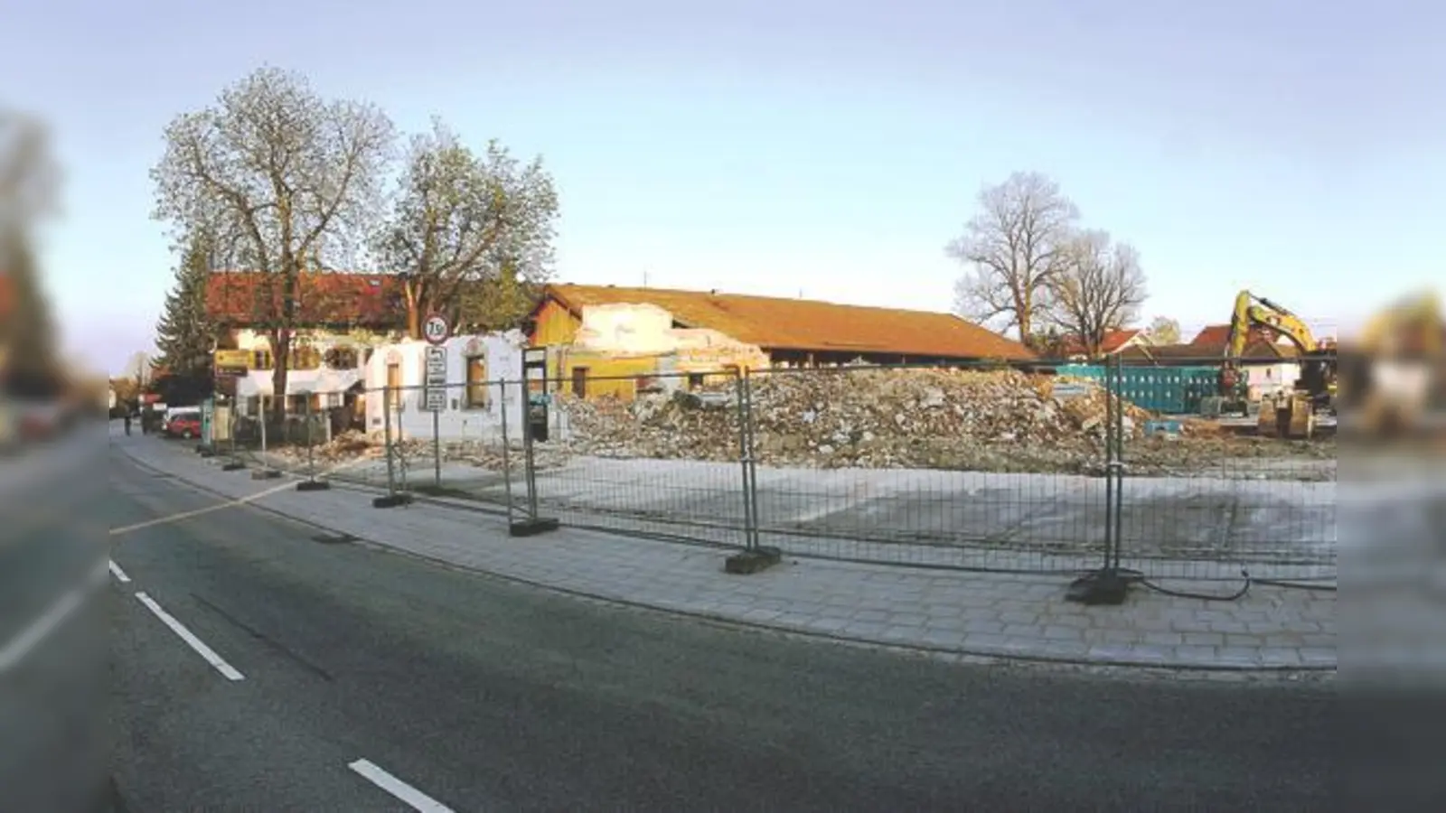 Vom alten Gasthof Lutterschmid blieb nur ein Haufen Schutt übrig. Über den Fortbestand des Saals (li.) ist noch keine Entscheidung gefallen. 	 (Foto: RedB)