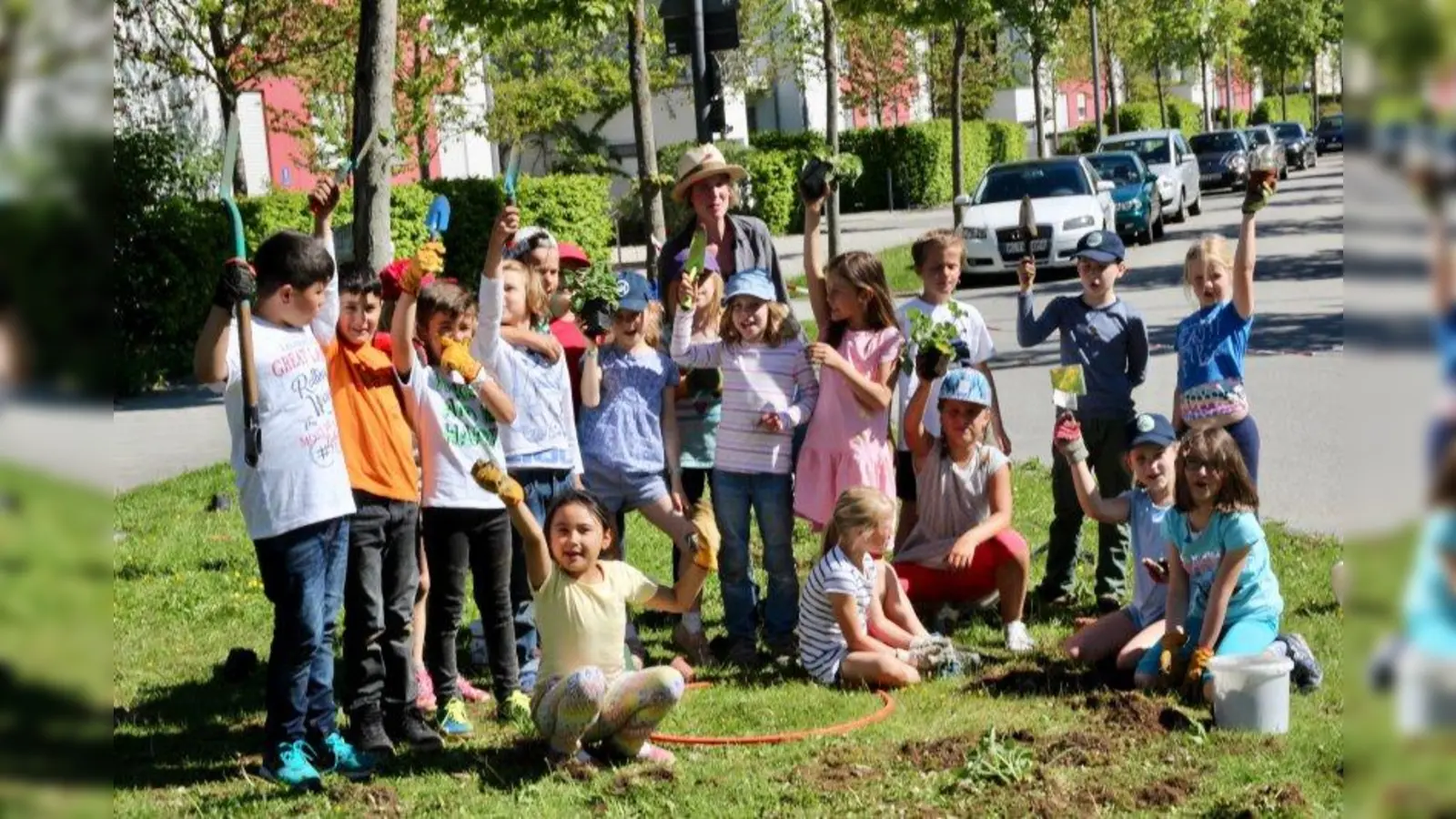 Die Grundschul-Projektgruppe „Schäferwiese” pflanzte Wildpflanzen, die für den Münchner Westen typisch sind rund um die Schule. Auf dem Bild Lehrerin Katrin Heininger mit den Kindern beim Garteln für ein buntes Obermnzing. (Foto: us)