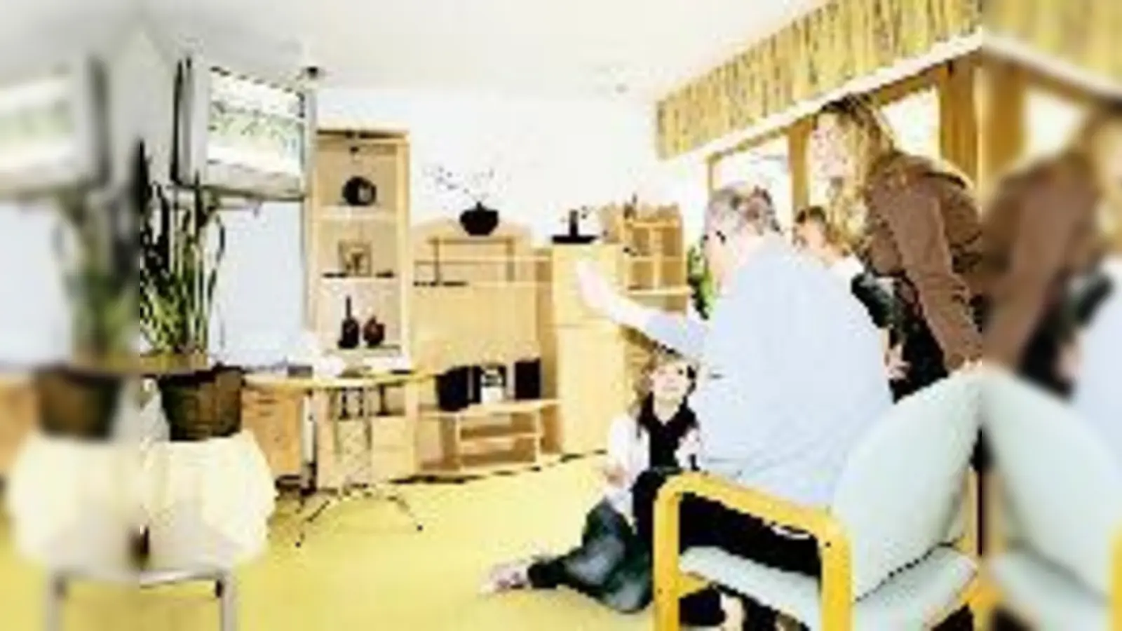 Die neunte Klasse der Realschule ging mit den Bewohnern des Seniorenwohnparks auf die virtuelle Bowlingbahn.  (Foto: Stefanie Ederer)