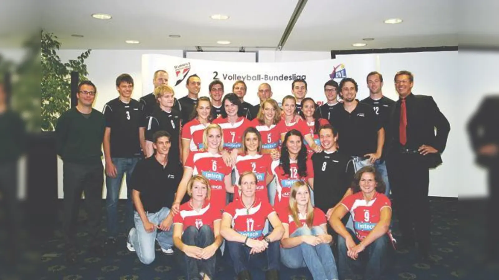 Mit frischem Elan und in neuer Besetzung geht es nun für die Damen- und Herrenmannschaft des SV Lohhof in die neue Volleyball-Saison. 	 (Foto: sl)