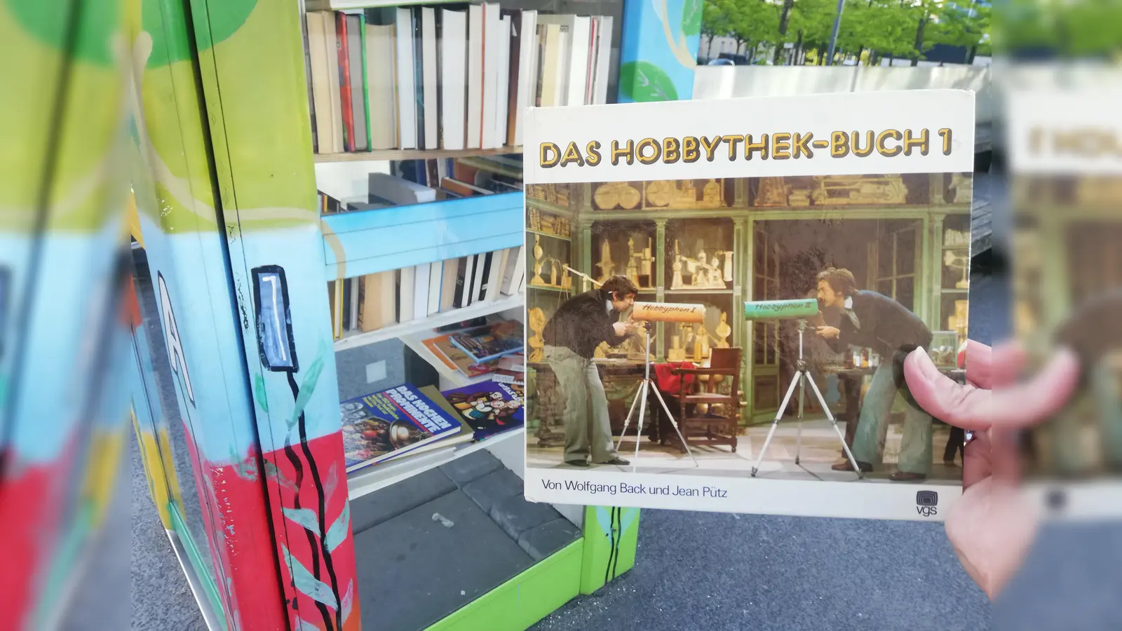 Das Hobbythek-Buch 1 aus dem Bücherschrank Nymphenburg ist eines von mehreren Werken, das zur gleichnamigen Fernsehsendung veröffentlicht wurde.  (Foto: tab)