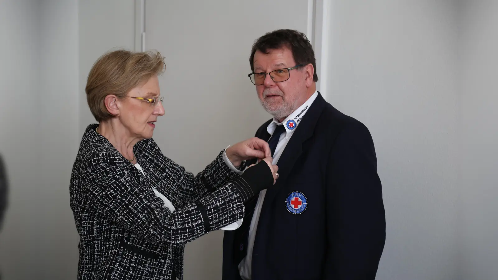 Die oberbayerische Regierungspräsidentin Maria Els heftet die Auszeichnung Manfred Schleier ans Revers. (Foto: VA)