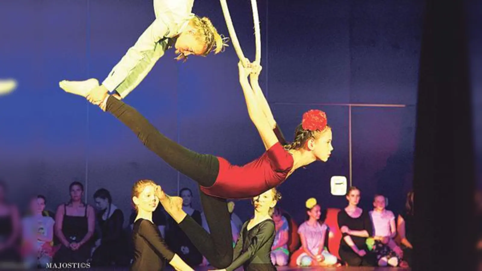 130 Bewegungskünstler zeigen eine aktuelle Geschichte des kleinen Prinzen. 	 (Foto: Suzann Adams)