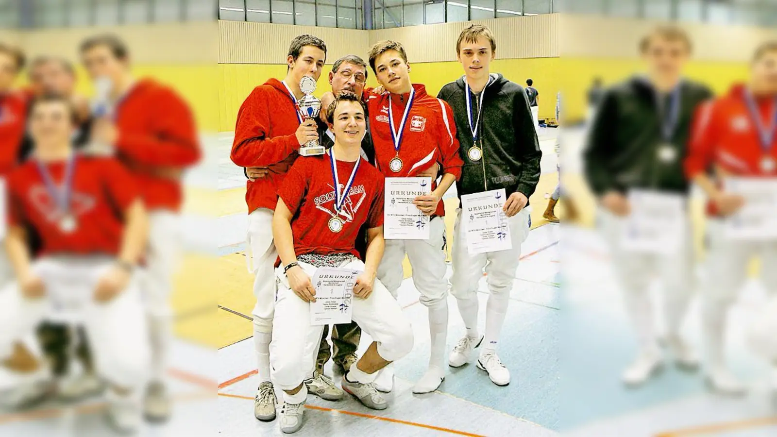 Yannic Schmutzler (vorne) mit seinen Teamkollegen und dem Trainer.  	 (Foto: SCPE)