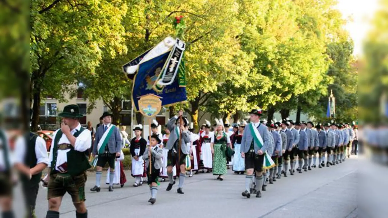 Beim Festumzug zum Trachtenvereinsjubiläum DHachingertaler durfte natürlich die Fahne des Vereins nicht zu Hause bleiben. 	 (Foto: VA)