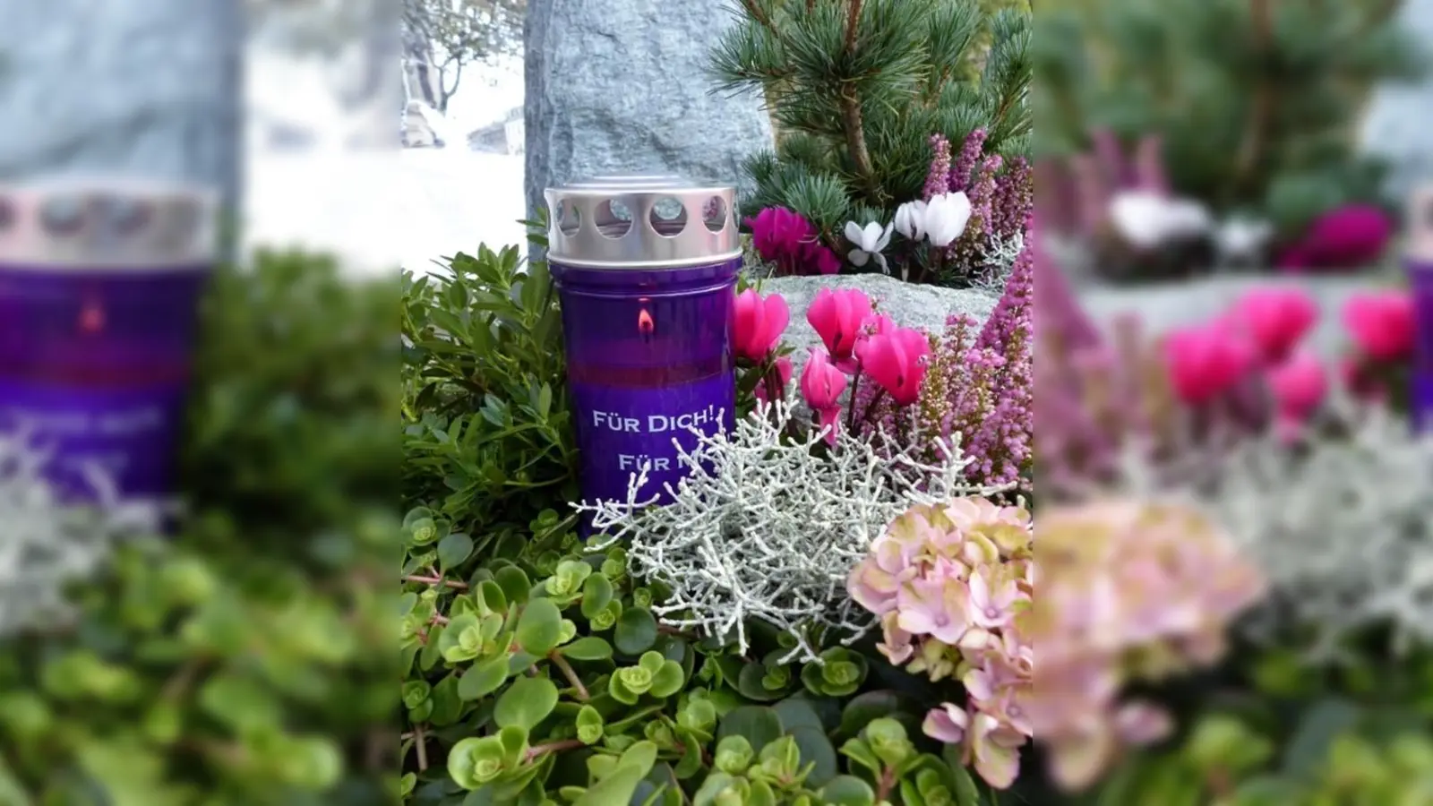 Das Anzünden einer Kerze oder einen hübschen Blumengruß auf dem Grab abzulegen kann Angehörigen bei der Verarbeitung der Trauer helfen. (Foto: GdF)