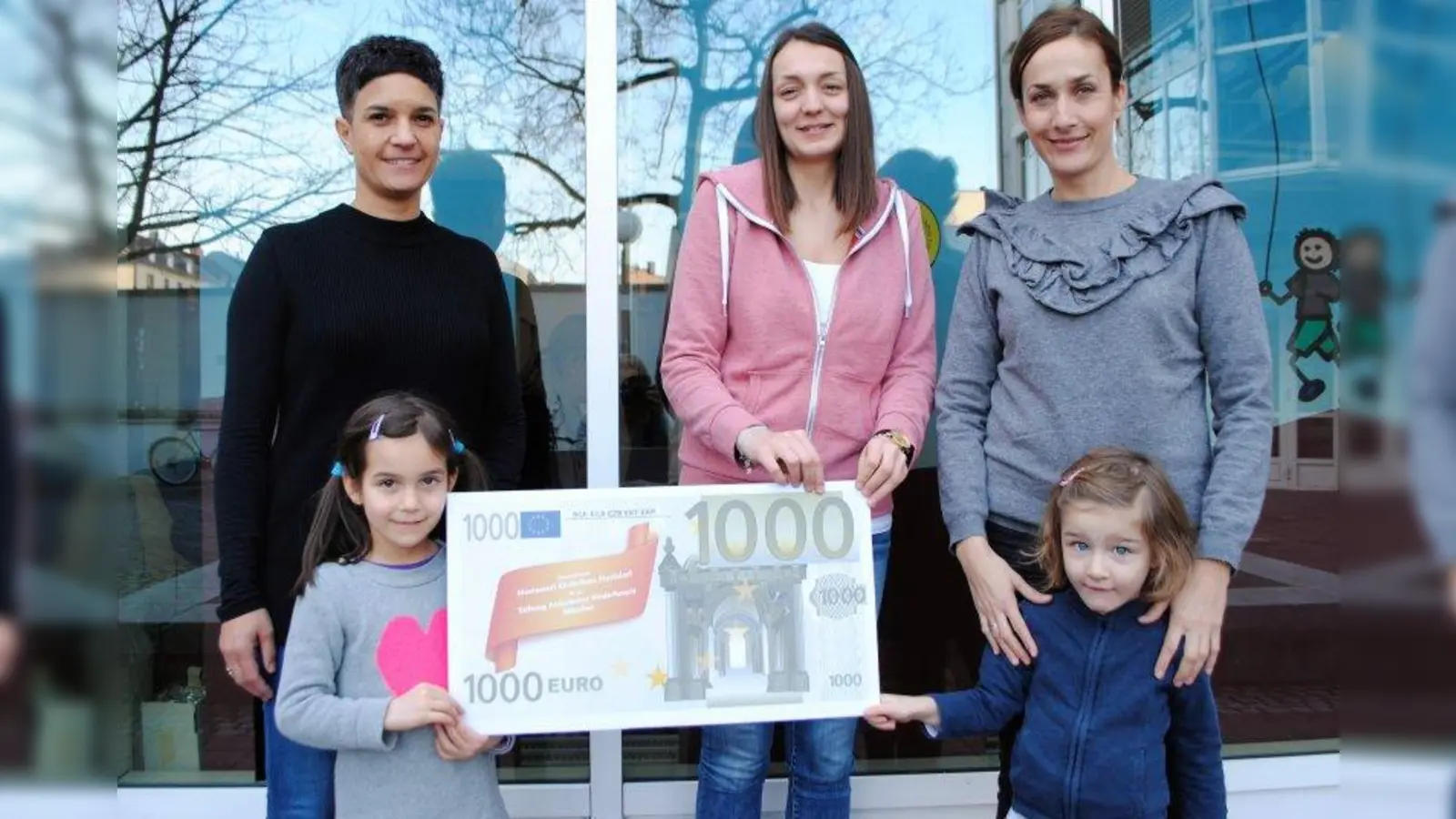 Eltern und Kinder des MKS überreichen Simone Hartmann, der Leiterin des Kinderhospiz München, die Erlöse aus ihrer Christkindlmarkt-Aktion. (Foto: Kinderhaus Stockdorf e.V.)