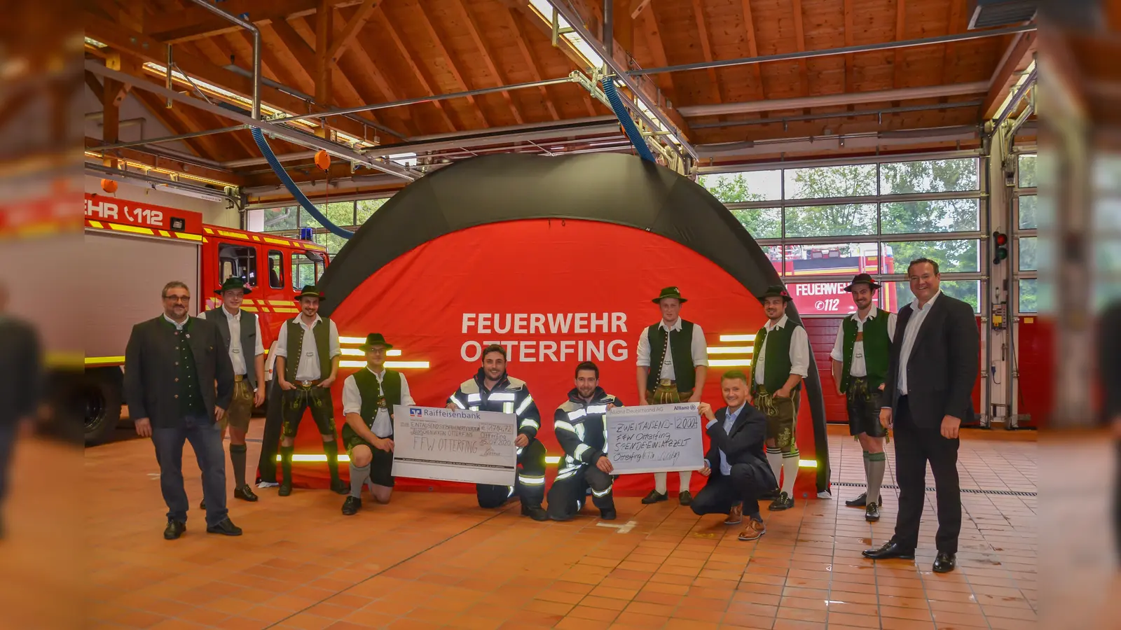 Der Burschenverein Otterfing und die Allianz haben die Freiwillige Feuerwehr Otterfing beim Kauf eines aufblasbaren Zelts unterstützt. (Foto: Privat)
