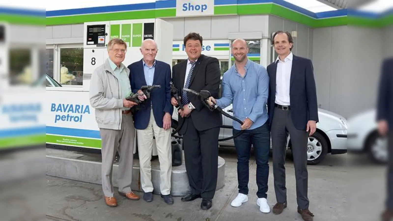 Jubiläumsfreude mit Zapfsäulen (v.l.): Rainer Aicher, Geschäftsführer der BAVARIA petrol; Gründer und Eigentümer Peter Kerndl; Bürgermeister Thomas Loderer; Pächter Richard Halter und Markus Kerndl, Sohn des Gründers und Miteigentümer.  (F: MO)