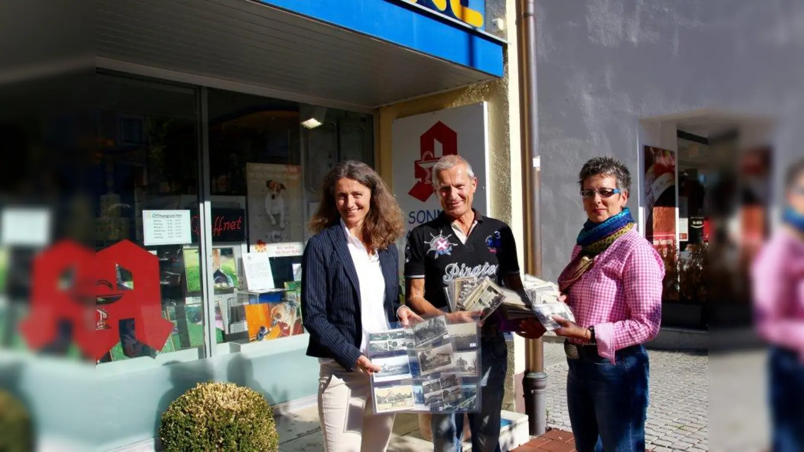 Apotheker Martin Zimmermann schenkt der Gemeinde Gräfelfing seine Sammlung historischer Postkarten. Bürgermeisterin Uta Wüst (l.) und Gemeindearchivarin Monika Frank nahmen die Sammlung entgegen. (Foto: us)