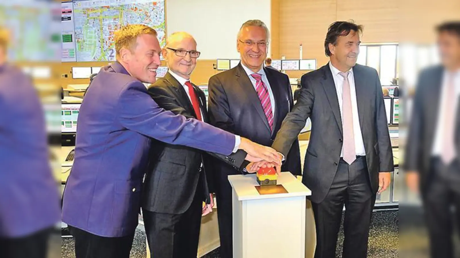 Oberbranddirektor Wolfgang Schäuble, Kommunalreferent Axel Markwardt, Innenminister Joachim Herrmann und Kreisverwaltungsreferent Thomas Böhle (v. li.) nehmen die neue Integrierte Leitstelle mit einem symbolischen Akt in Betrieb.	 (Foto: Robert Bösl)