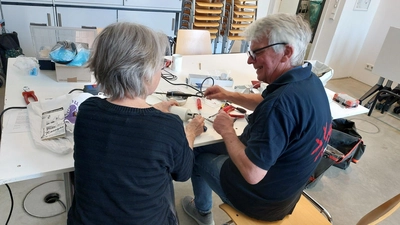 Ehrenamtliche des HEi-Repair-Teams tüfteln und schrauben – so gut es geht. (Foto: HEi Repair Café)