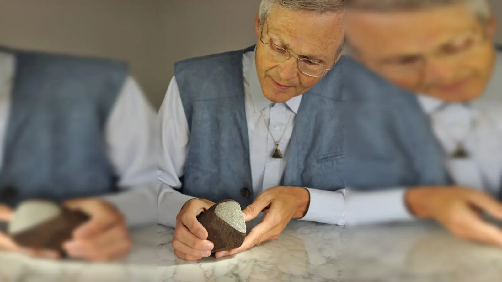 Experte Dieter Heinlein begutachtet den Himmelsstein. (Foto: pi)