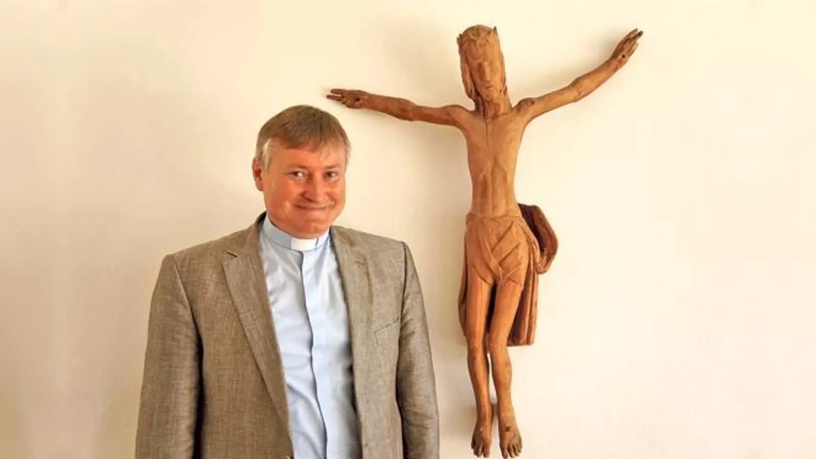 Pfarrer Slawomir Fijalkowski freut sich auf die neuen Herausforderungen, die auf ihn im Otterfinger Pfarrverband warten.	 (Foto: hw)