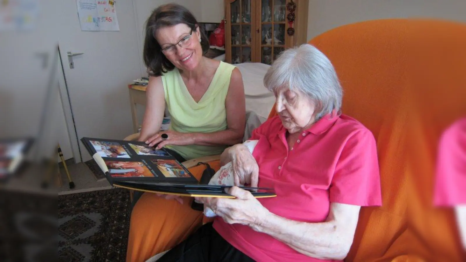 Erinnerungsarbeit ist eine Möglichkeit mit an Demenz erkrankten Menschen in Kontakt zu kommen. (Foto: Münchner Bildungswerk)