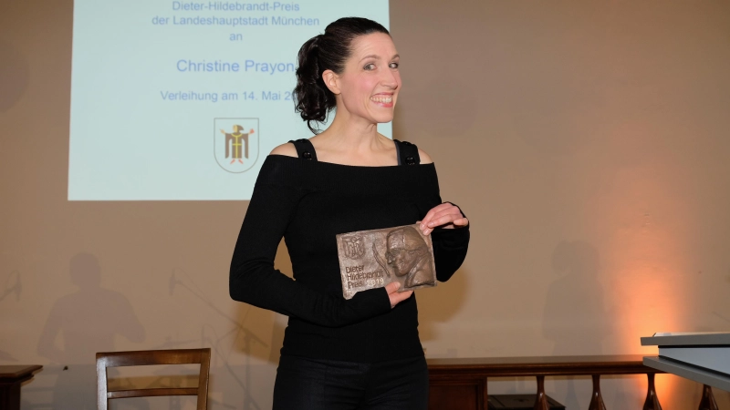 Christine Prayon mit dem Dieter-Hildebrandt-Preis. (Foto: Robert Bösl)