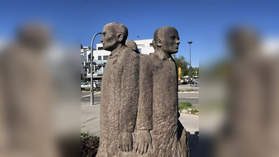 In Ottobrunn erinnert an das Elend des KZ-Außenlagers für Zwangsarbeiter eine Statue von Wolfgang Sandt. (Foto: hw)