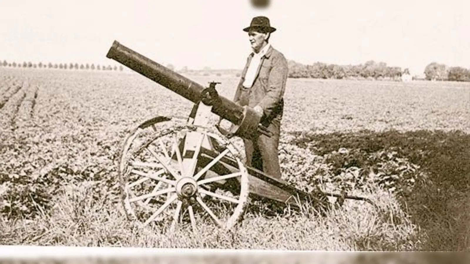 Peter Theimer, der letzte Kanonier der Salut-Kanone des Edelweiß-Vereins, ist auf dieser historischen Aufnahme zu sehen. Böllerschüsse soll es auch bei der 125-Jahr-Feier geben	 (Foto: Privat)