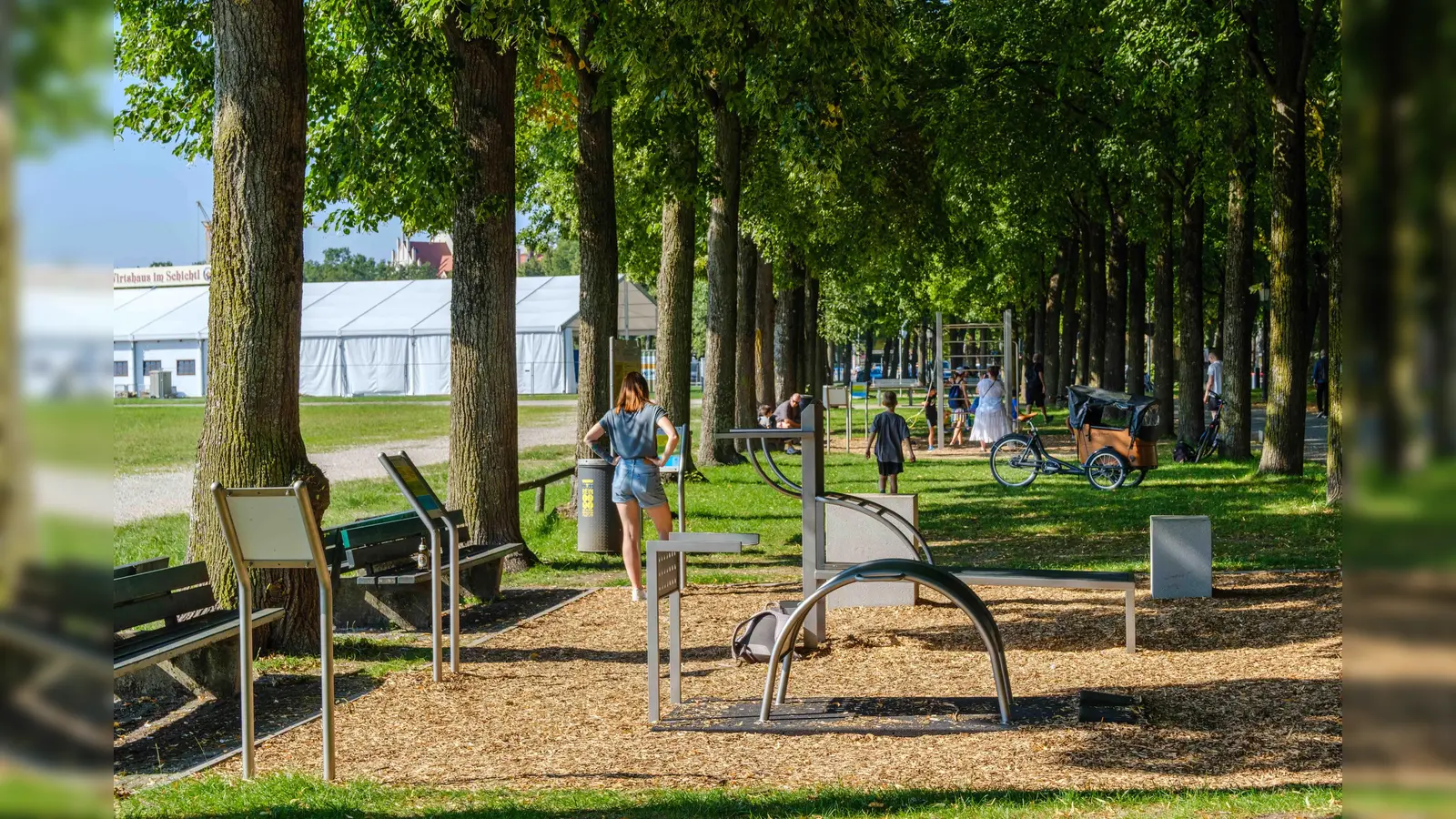 Am östlichen Rand der Theresienwiese wurde ein Teil der bisherigen Spielstationen zum Fitnessparcours umgebaut. (Foto: Peter Schinzler)
