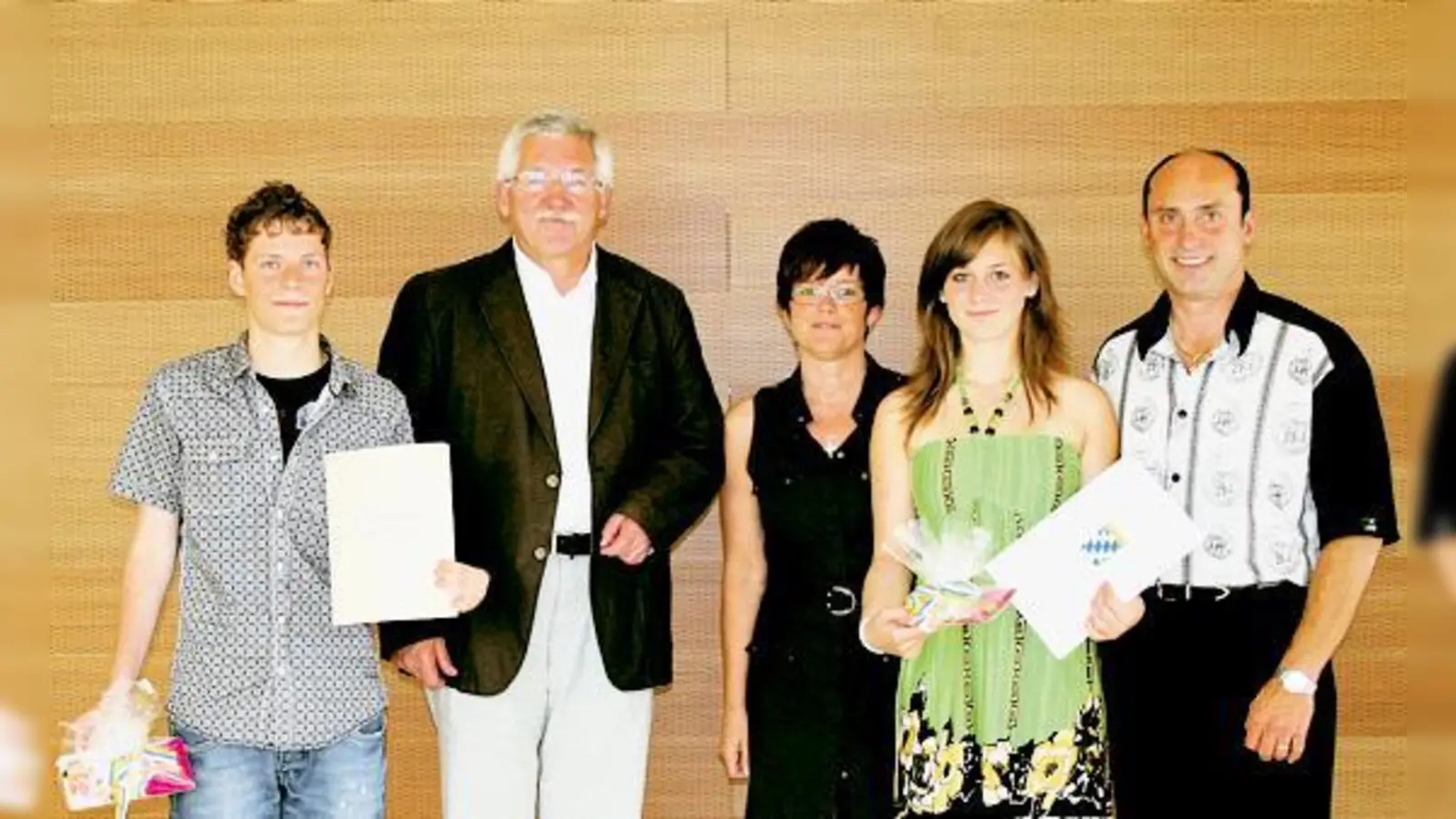 Ein Anerkennungsgeschenk ihrer Heimatgemeinde erhielten die Einser-Absolventen der Realschule Aschheim: (v. li.) Anthony Carnevale, Feldkirchens Bürgermeister van der Weck sowie die Eltern Gruber mit Tochter Franziska.  (Foto: Gemeinde)