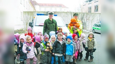 Polizeiobermeisterin Birgit Stoiber (M.) zeigte den Kindern der englischsprachigen Rainbow Pre-school die Wache der Pasinger Polizei. (Foto: pi)