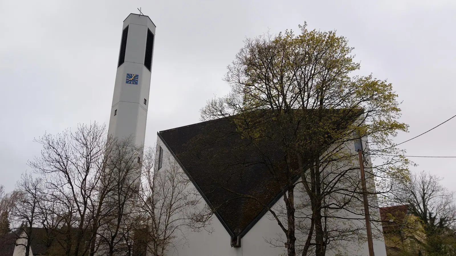 Die Immanuelkirche in Denning lädt ein zur Lesung und zum Bücherbasar. (Foto: bas)