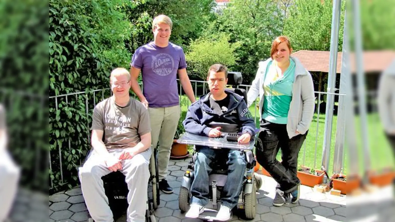 Christian Maier (2. von li.) und Karen Maurer in der Wohngruppe Am Mitterfeld, mit den Bewohnern Florian Sonderegger (li.) und Christian Wolff (re.).	 (Foto: bus)