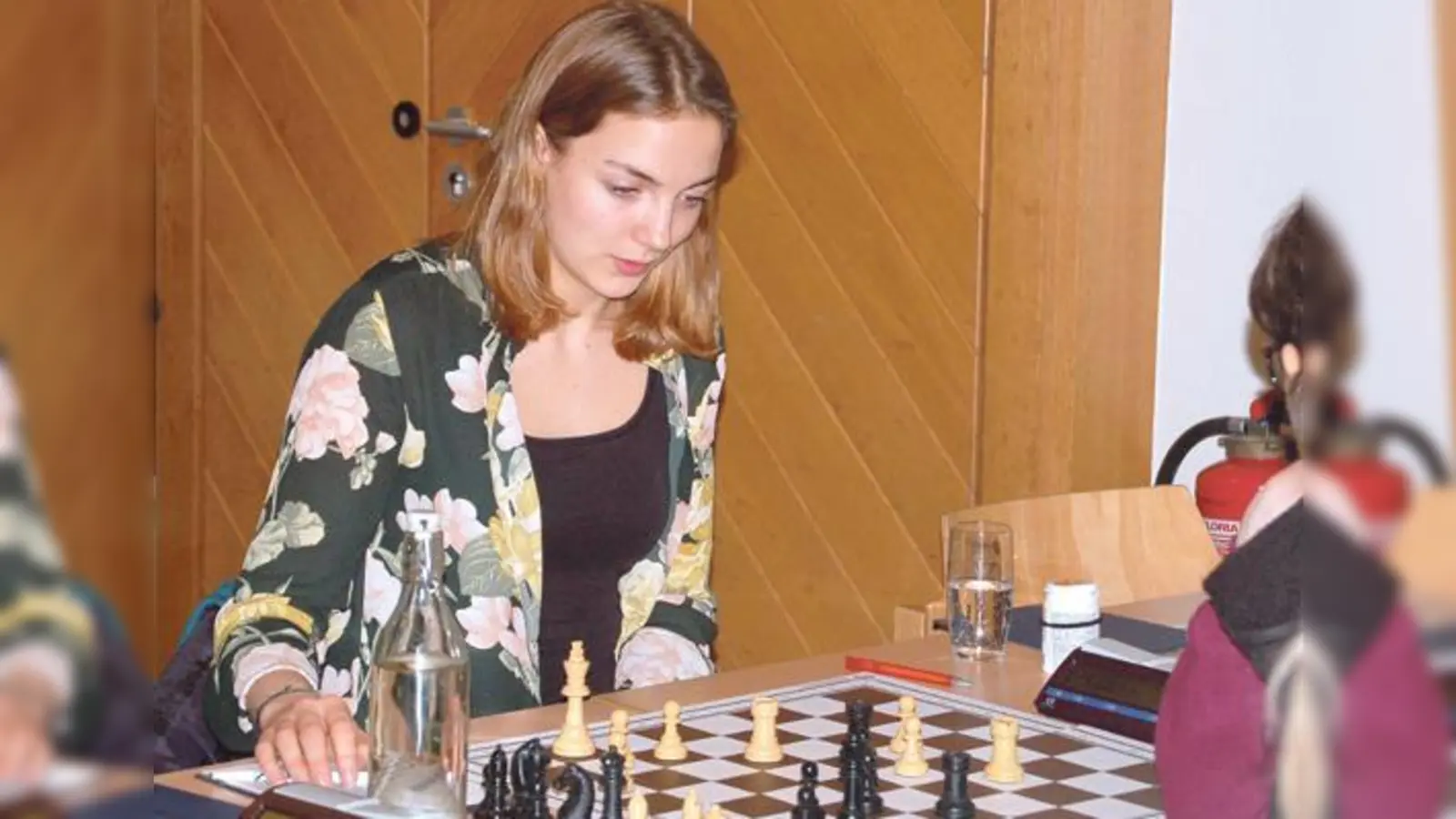 Lea Bosse am Schachbrett: Die Neufahrnerin wurde jetzt in Düsseldorf mit ihrer Mannschaft Deutsche Vereinsmeisterin »U20w« und spielt ab sofort bei den Erwachsenen. 	 (Foto: privat)