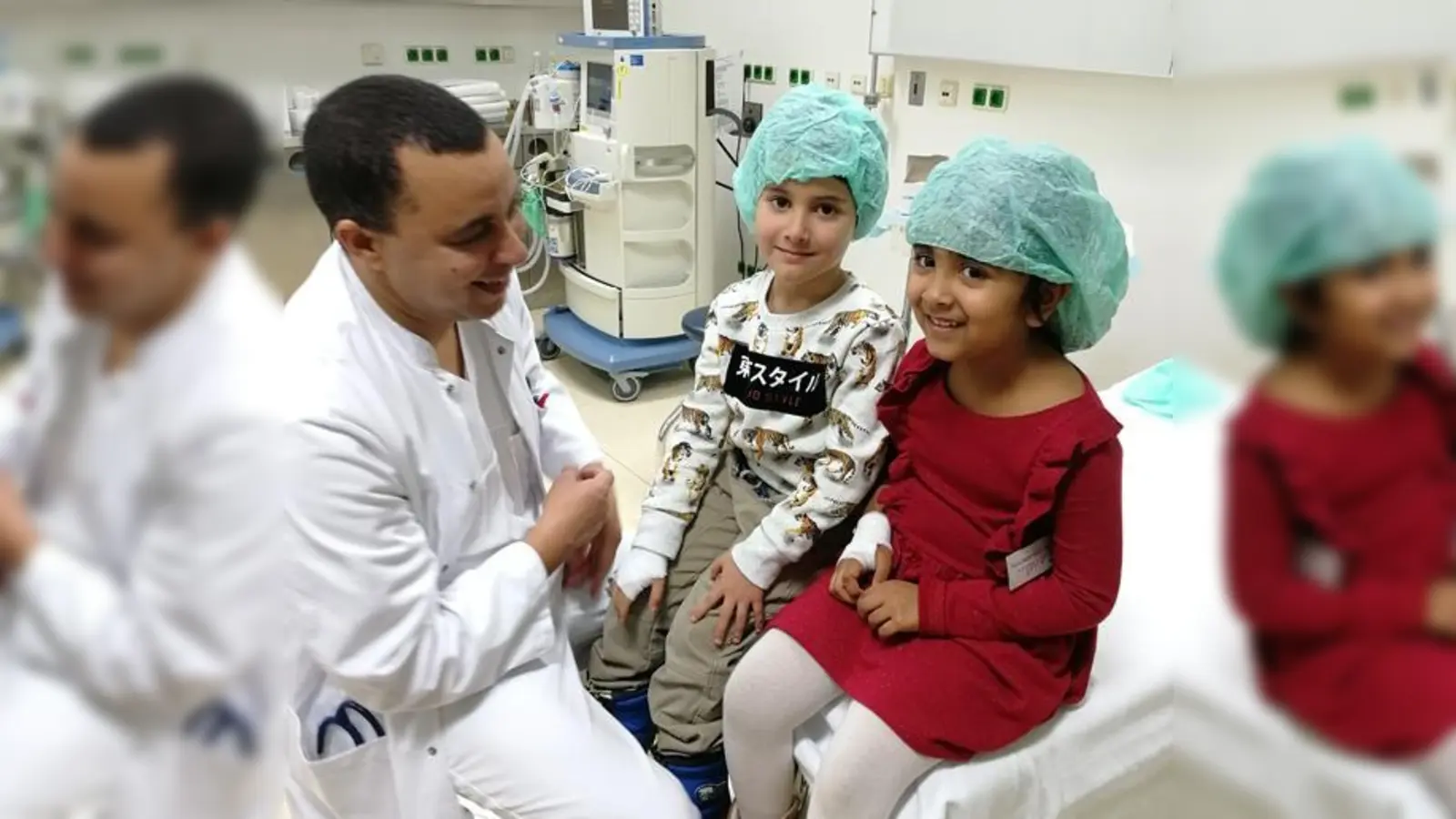 Dr. Kai Breuling, Oberarzt in der Kinderchirurgie Schwabing, erklärt den Kindern was nach einer Brandverletzung im Krankenhaus passiert.  (Foto: München Klinik)