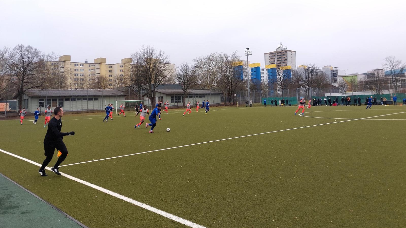 Bauarbeiten-stehen-an-Stadt-M-nchen-ersetzt-Kunststoffgranulat-auf-Kunstrasenpl-tzen