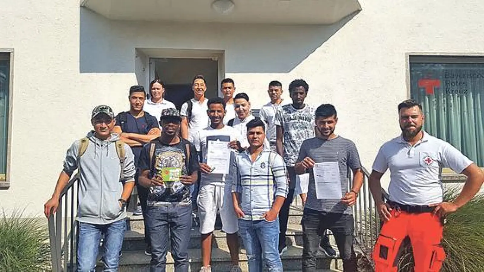 Geflüchtete aus Syrien und anderen Ländern haben beim Bayerischen Roten Kreuz Ismaning einen Lehrgang in Erster Hilfe absolviert.	 (Foto: BRK Bereitschaft Ismaning)