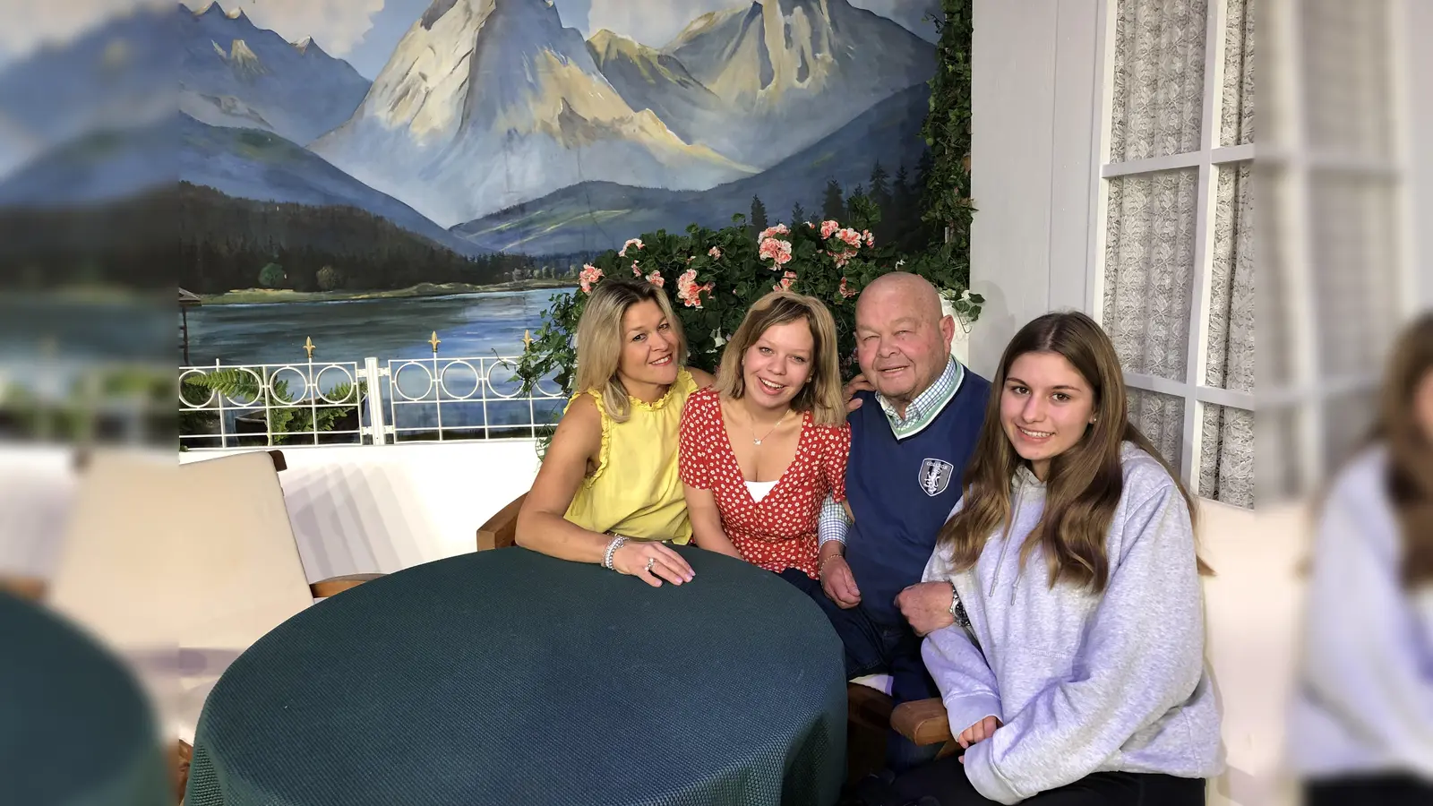 Drei Generationen auf der Bühne: Bobby Verfürth mit Claudia Rott und ihren Töchtern Romy und Julia. Zu sehen sind alle vier Generationen bei den "Ammersee Prianhas". (Foto: hw)