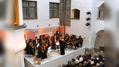 Der Schlossinnenhof Amerang bot eine schöne Kulisse für das Vivaldi-Orchester. (Foto: pi)