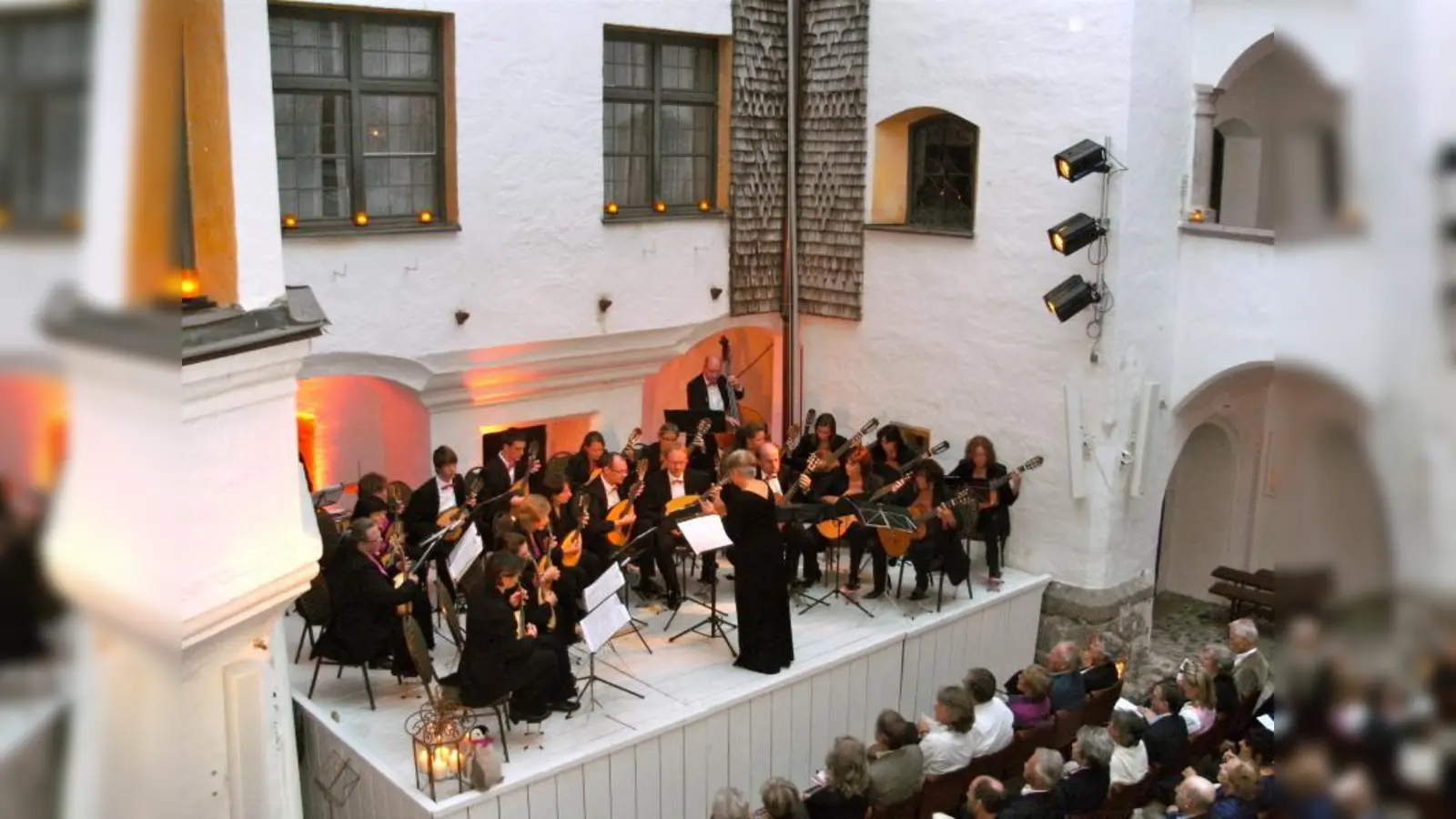 Der Schlossinnenhof Amerang bot eine schöne Kulisse für das Vivaldi-Orchester. (Foto: pi)