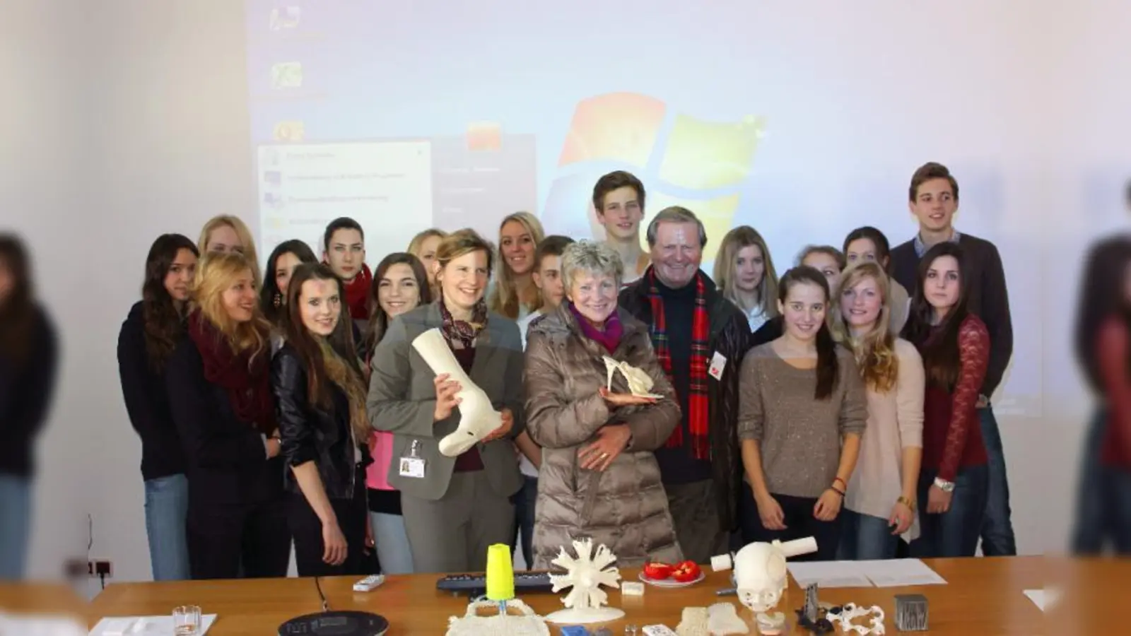 Den Schüler das Gewerbe nahebringen, das ihnen im Würmtal vor der Nase liegt: (vorn Mitte) EOS-Personalleiterin Juliane Finke, stellvertretende Rektorin Gabriele Holtzem und Altbürgermeister Dieter Hager mit Gymnasiasten vom Feodor-Lynen-Gymnasium. (Foto: US)