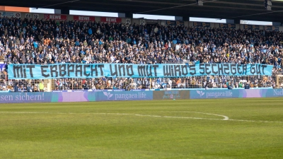 Hoffnung auf den Rängen: „Mit Erbpacht und Mut wird‘s Sechzger gut“. (Foto: Anne Wild)