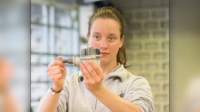 Ausbildung mit Perspektive: Im Rollladen- und Sonnenschutz-techniker-Handwerk arbeiten junge Fachkräfte mit moderner Technik, verschiedenen Materialien und digitalen Steuerungen. (Foto: BVRS/txn)