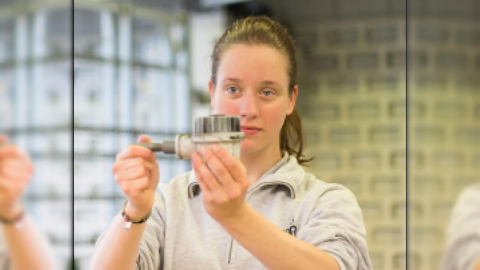 Ausbildung mit Perspektive: Im Rollladen- und Sonnenschutz-techniker-Handwerk arbeiten junge Fachkräfte mit moderner Technik, verschiedenen Materialien und digitalen Steuerungen. (Foto: BVRS/txn)