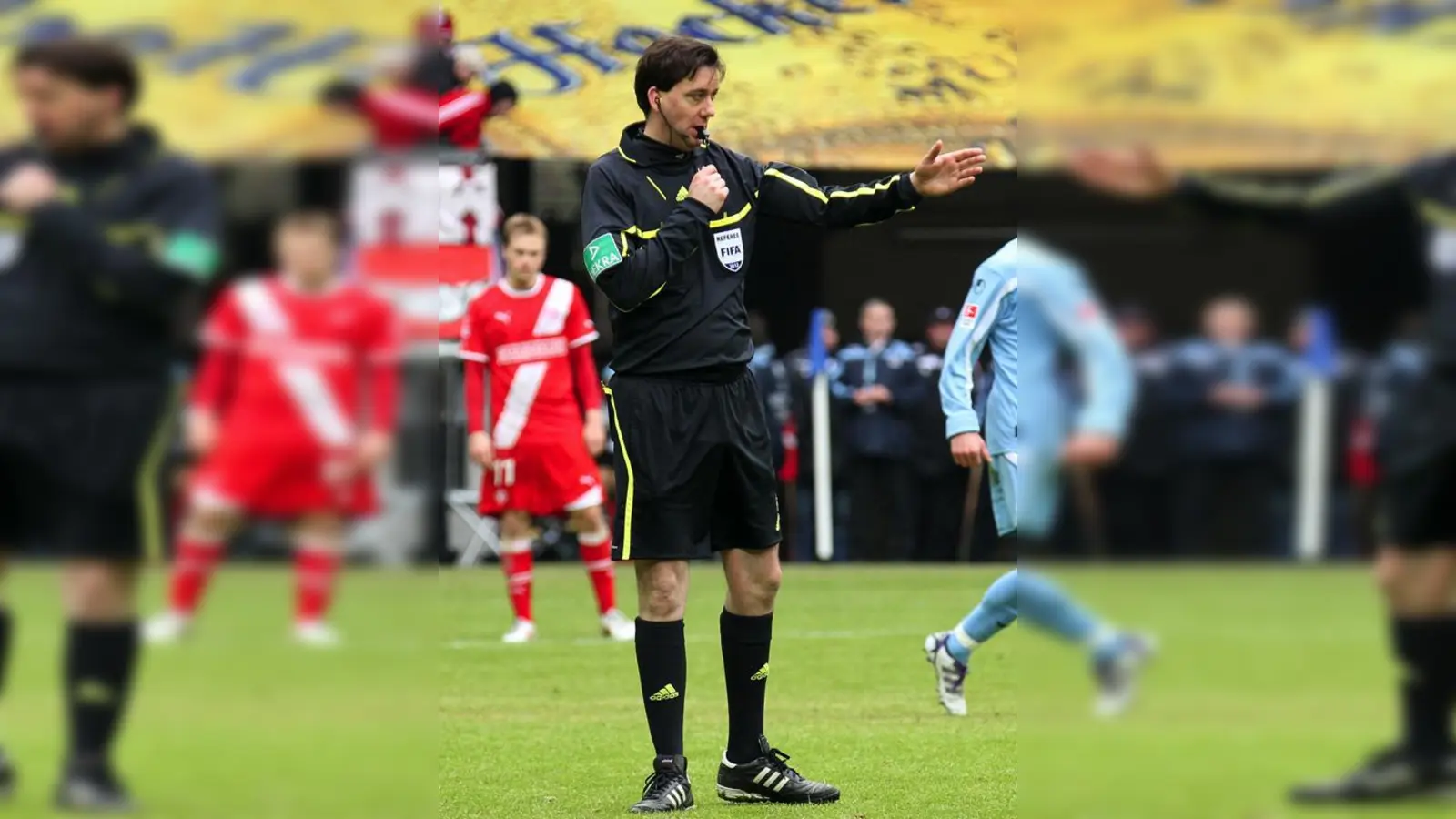 Im Fußball braucht man einen, der sagt, wos langgeht. Auf dem Platz ist das der Schiedsrichter (hier DFB-Schiedsrichter Manuel Gräfe).	 (Foto: Anne Wild)