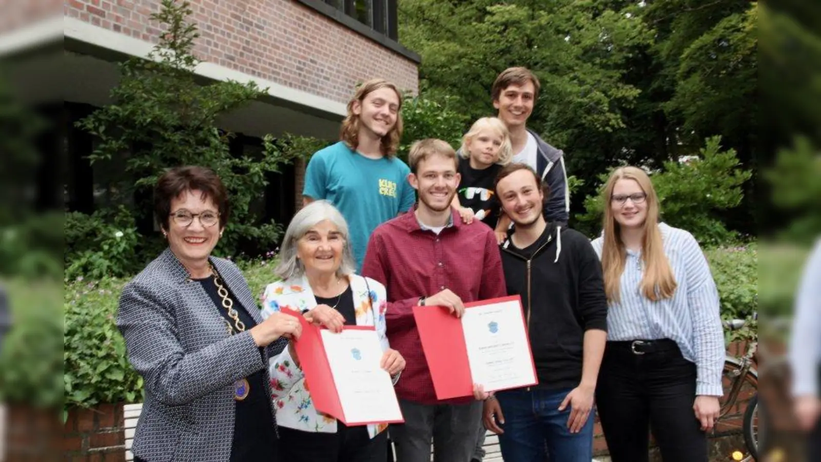 Das Preisträgerfoto mit Bürgermeisterin Brigitte Kössinger, Gertrud Köhler sowie den Kulturspektakel-Aktiven Daniel Knaier, Daniel Leicher, Nachwuchs-Kultler Martin, Daniel Büchele, Gabriel Knoll und Elisabeth Schrake (von links). (Foto: us)