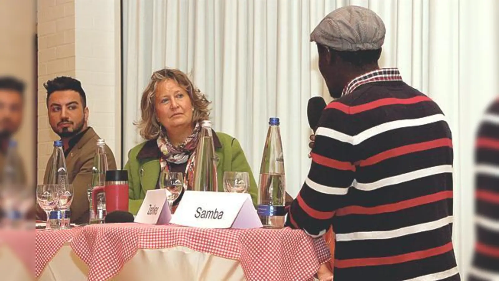 Samba (r.) aus dem Senegal erzählte aus seinem Leben. Die stellvertretende Landrätin und Moderatorin des Abends, Annette Ganssmüller-Maluche, und Rony aus Syrien hörten aufmerksam zu.	 (Foto: privat)