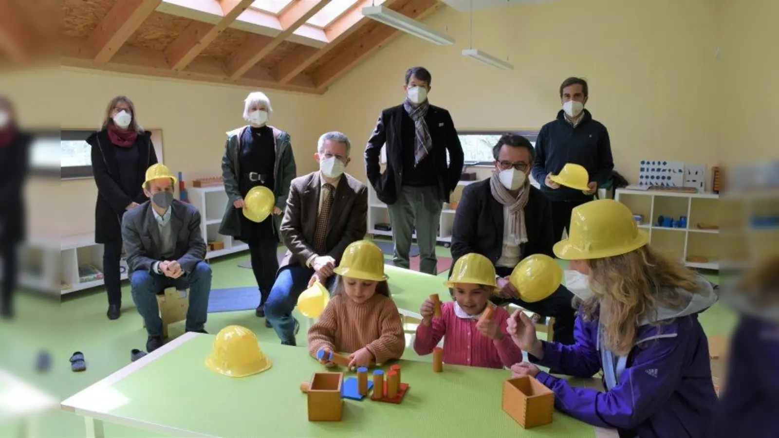 Ava und Sissi spielen zusammen mit Kinderhaus-Leiterin Susanne Hartmann (rechts) am liebsten mit Bauklötzchen. Und auch sonst gibt es einen Haufen Bauarbeiten auf Biberkor. Sabine Sefzig (von links),Christoph Borchardt, Melli Zech, Rupert Steigenberger, Sebastian Sefzig, Johann Dullinger und Michael Graf bei der Einweihung der Krippe. (Foto: Hauck)