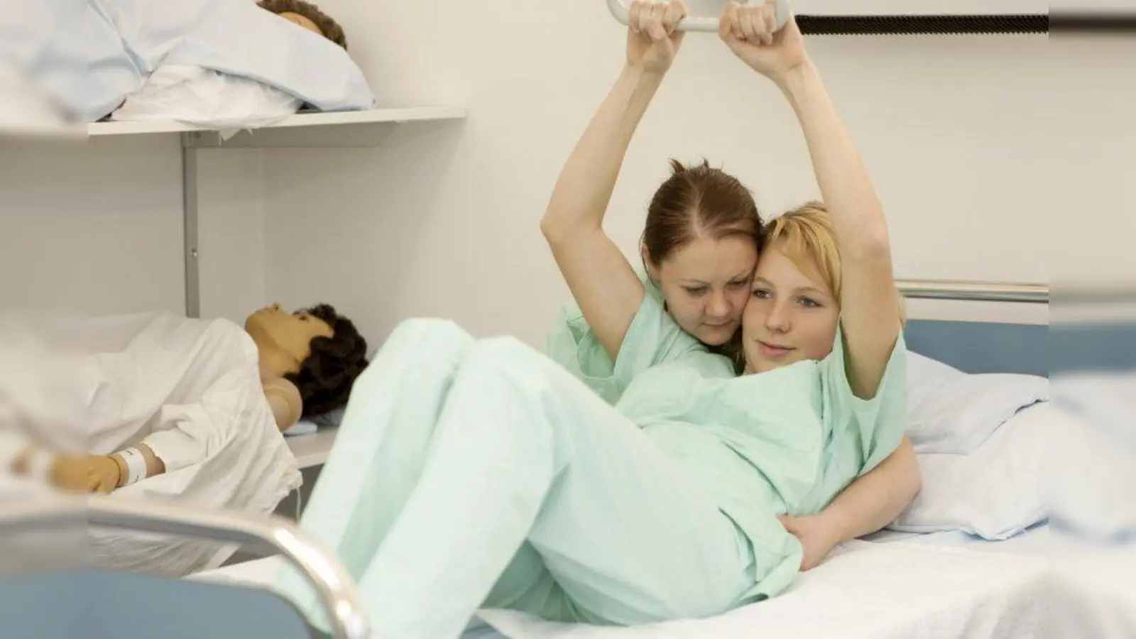 Schwerstarbeit: Patienten richtig betten und bewegen: Schüler der LMU-Krankenpflegeschule üben gemeinsam. (Foto: Klinikum LMU)