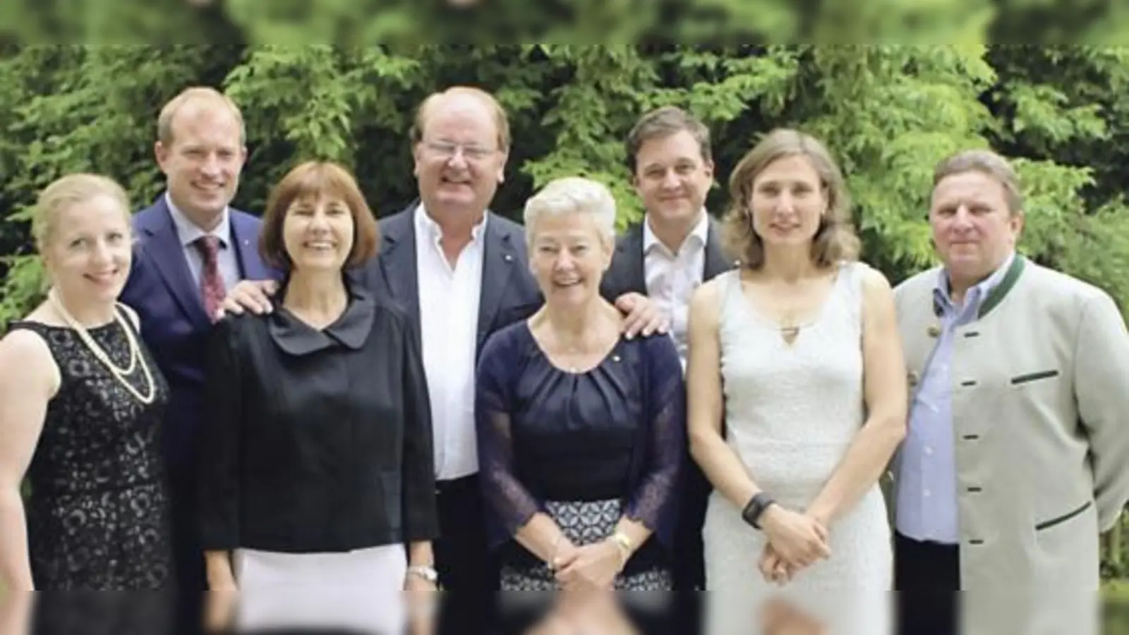 Nach der Ämterübergabe stellte sich der Vorstand des neuen LIONS-Jahres 2016/17 vor: (v. l.) Anna Leitner-Fuhrmann, Ivo Fuhrmann, Ilona Fischer, Reimer Rohwer, Barbara Klingan, Klaus Kipp, Irene Kipp und Fritz Aulenbach.  	 (Foto: Kipp)