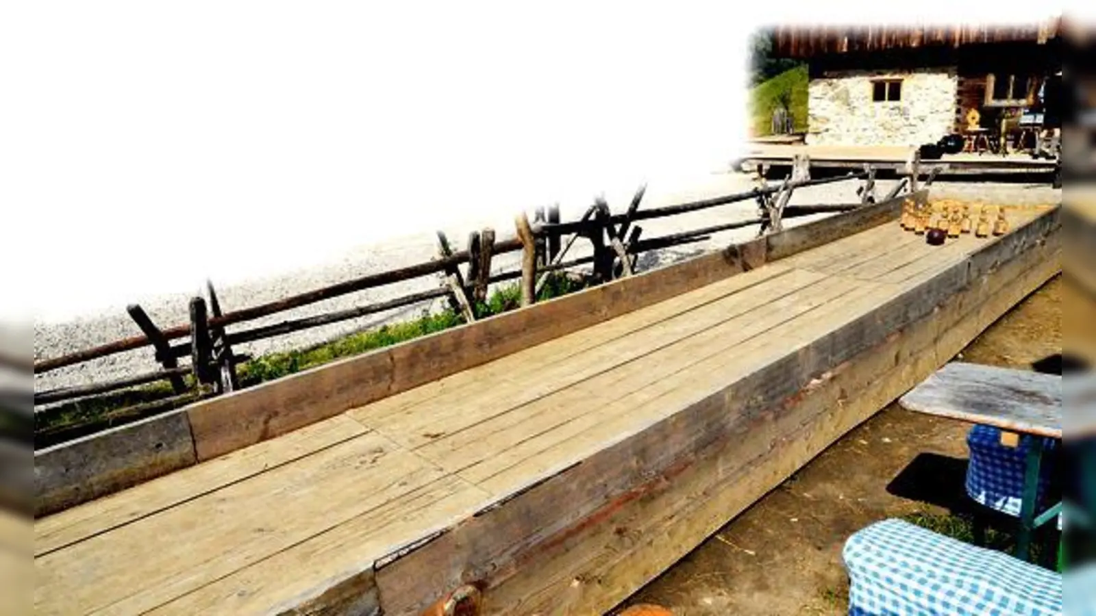 Eine echte Naturkegelbahn steht im Wasmeier Museum. Am 19. August gibt es dort ein Turnier.	 (Foto: Wasmeier Museum)