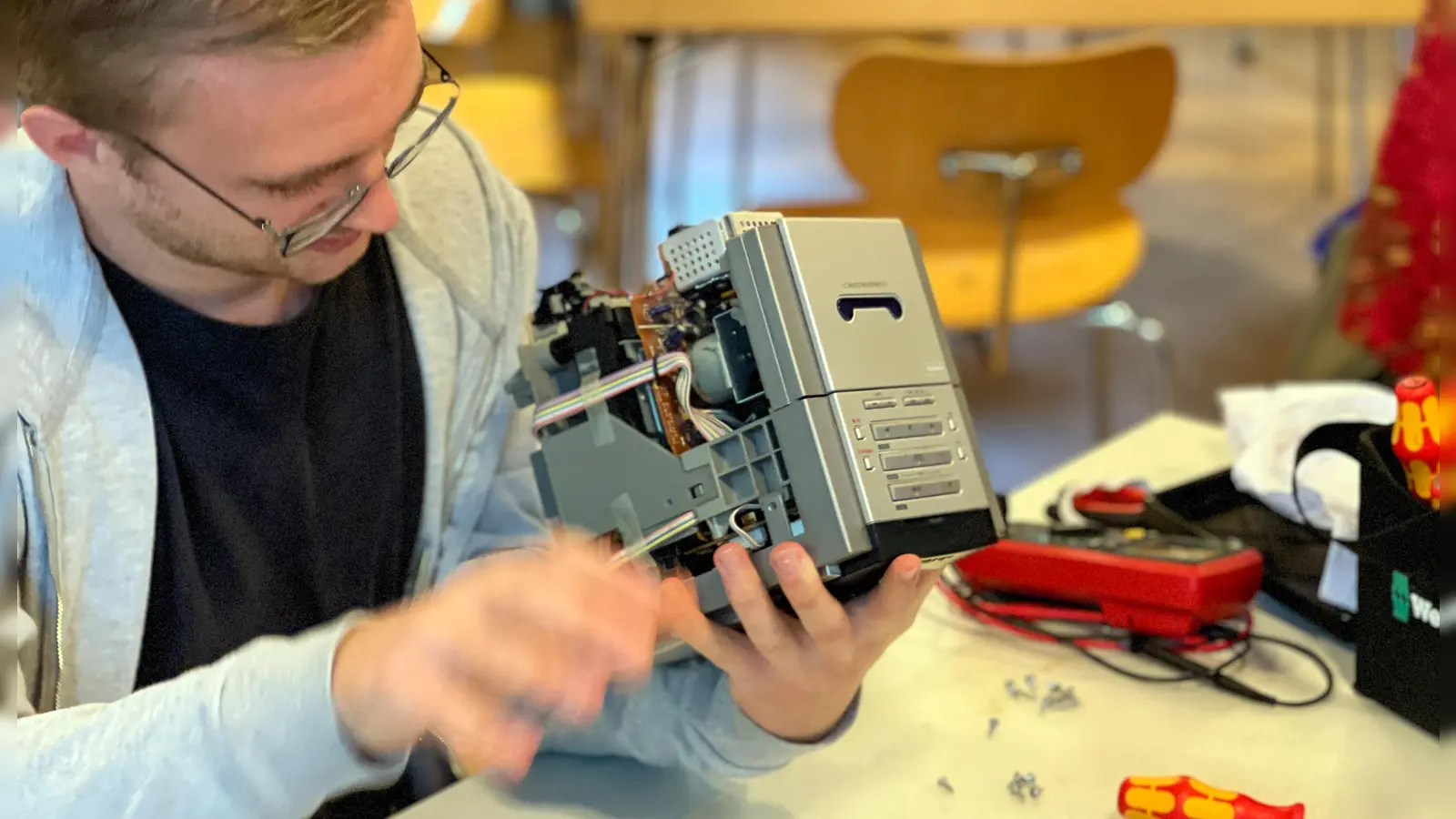 Ein professionelles Team unterstützt mit viel Know-how und Spezialwerkzeugen tatkräftig bei der Wartung und Reparatur von Gegenständen. (Foto: Michael Himmelstoß)