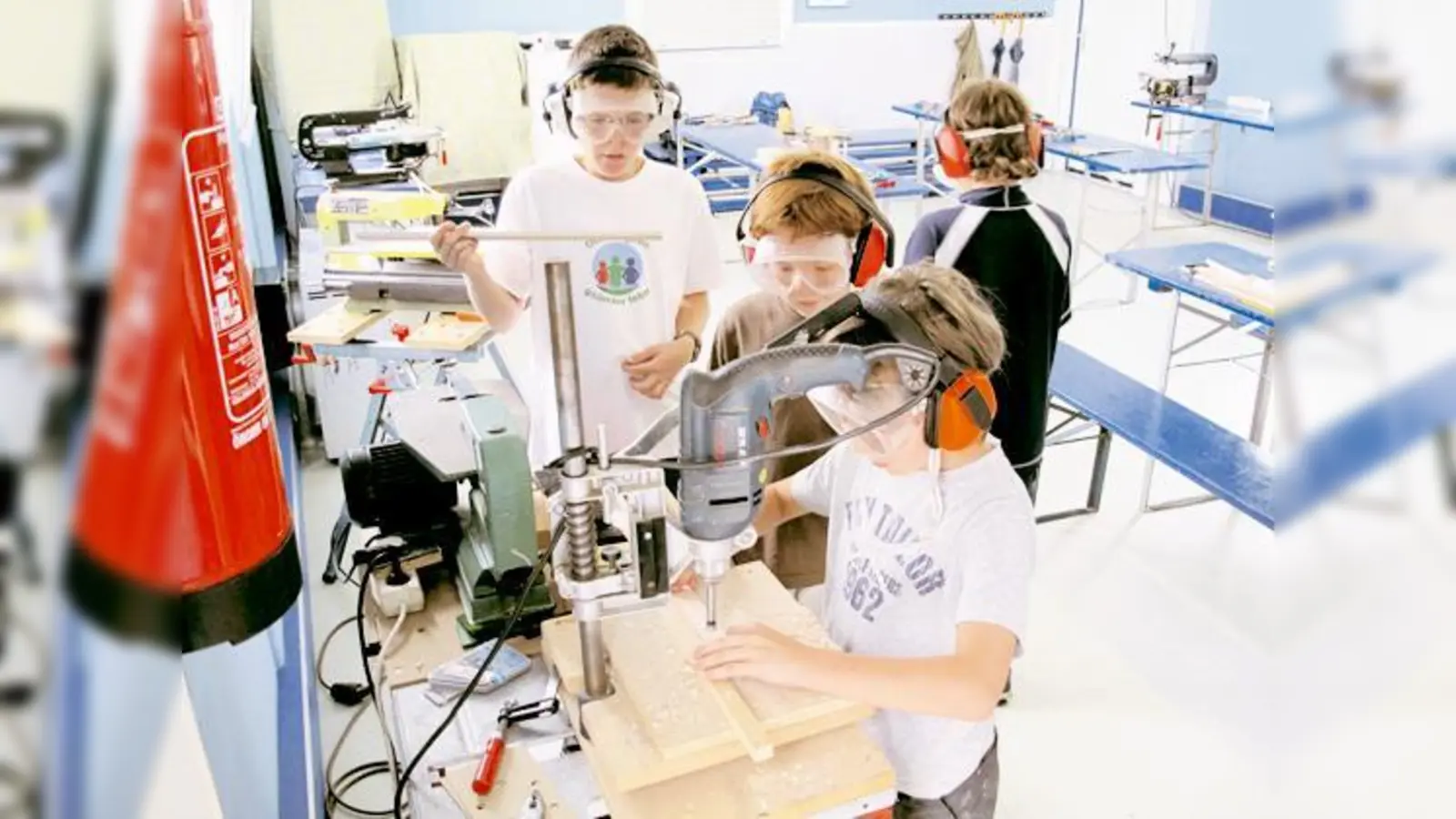 In Holzworkshops in der Südpolstation lernen Kinder den Umgang mit Werkzeugen.  (Foto: Feierwerk e.V.)