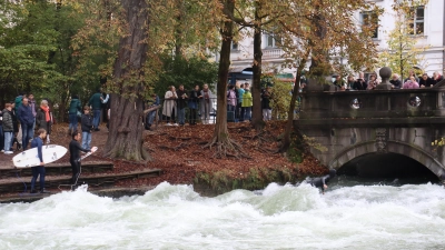 So wie früher wird es wohl in nächster Zeit nicht mehr werden auf der Eisbachwelle.  (Foto: mha)